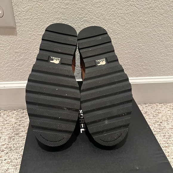 Men’s size 7.5 women’s 9-9.5 Sorel Madson boots. Worn once for a photo shoot. - Picture 2 of 5